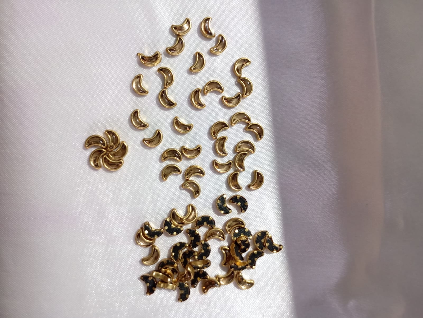 Gold colour Moon Shape Glossy Kundan Stones ,Glass Fitting Stone for Jewellery Making, Bangle Making, Embroidery, Aari Work, DIY Craft, Glossy Finish Stones