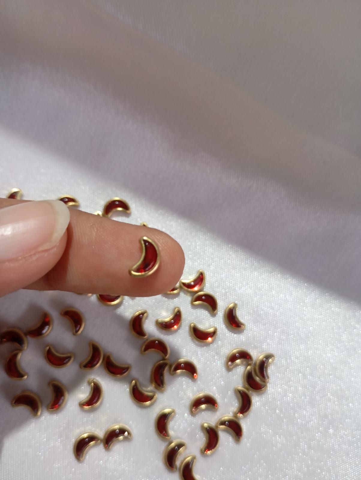Red ccolour Moon Shape Glossy Kundan Stones ,Glass Fitting Stone for Jewellery Making, Bangle Making, Embroidery, Aari Work, DIY Craft, Glossy Finish Stones