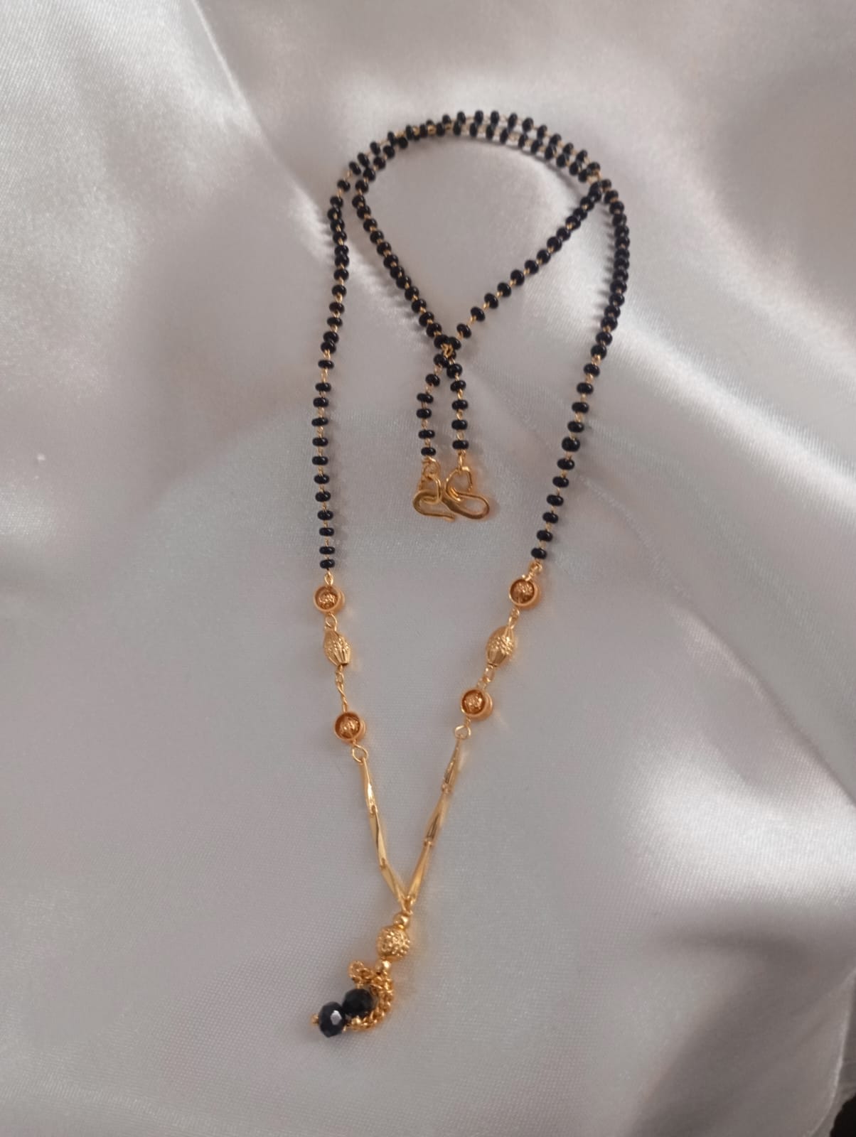 Women’s Traditional Black Bead Mangalsutra Necklace For Daily Outfit.